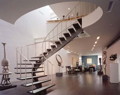  динамичность в композиции интерьера- форма лестницы 