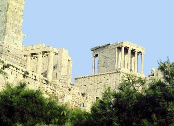Архитектура Древней Греции.Акрополь в Афинах. Справа- Храм богини Ники